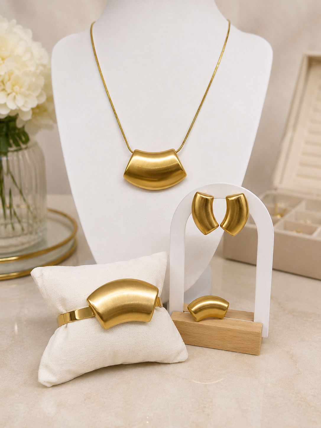 Golden Sculpted Elegance Jewelry Set