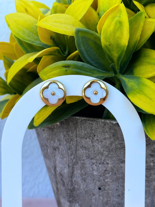 🤍 Star Petal Stud White